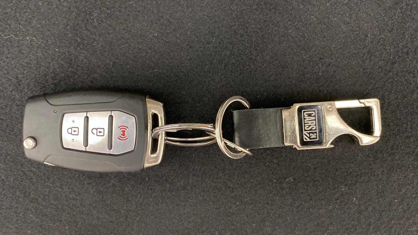2020 Mahindra XUV300 W8(O), Diesel, Manual, 33,254 km, Key Close Up
