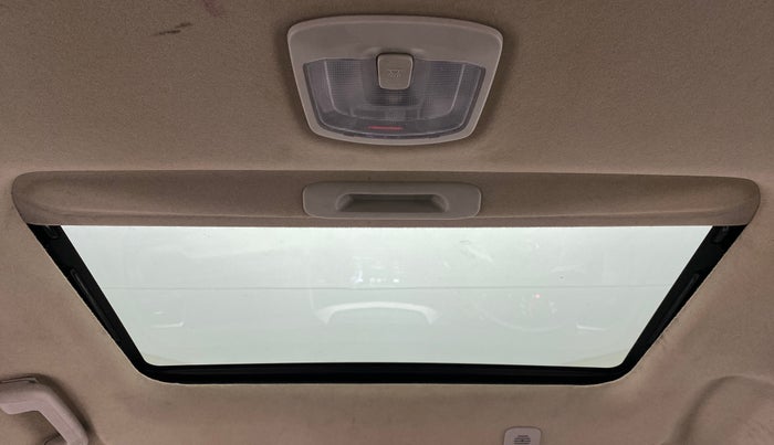 2020 Mahindra XUV300 W8(O), Diesel, Manual, 33,254 km, Moonroof/ Sunroof