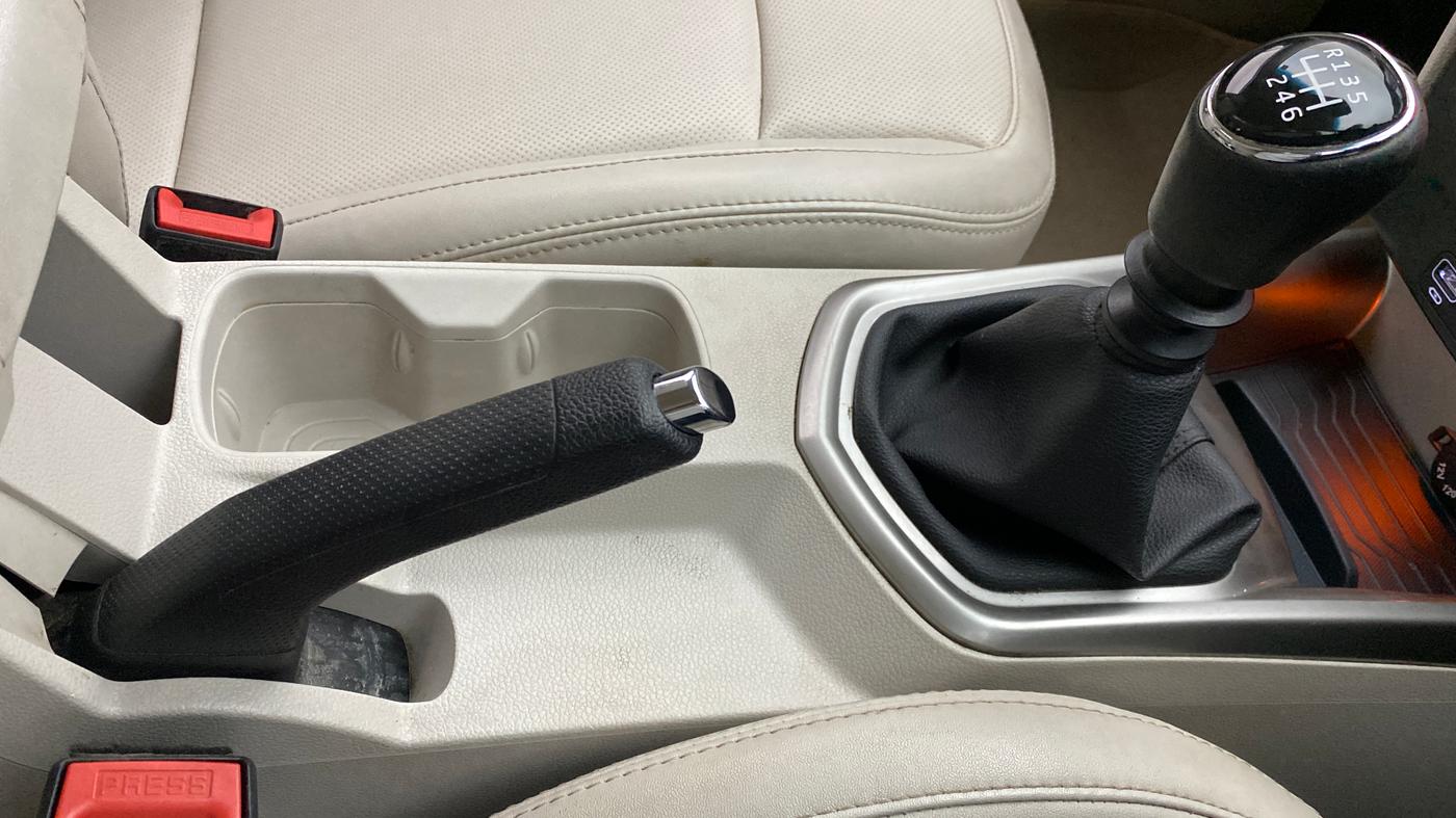 2020 Mahindra XUV300 W8(O), Diesel, Manual, 33,254 km, Gear Lever