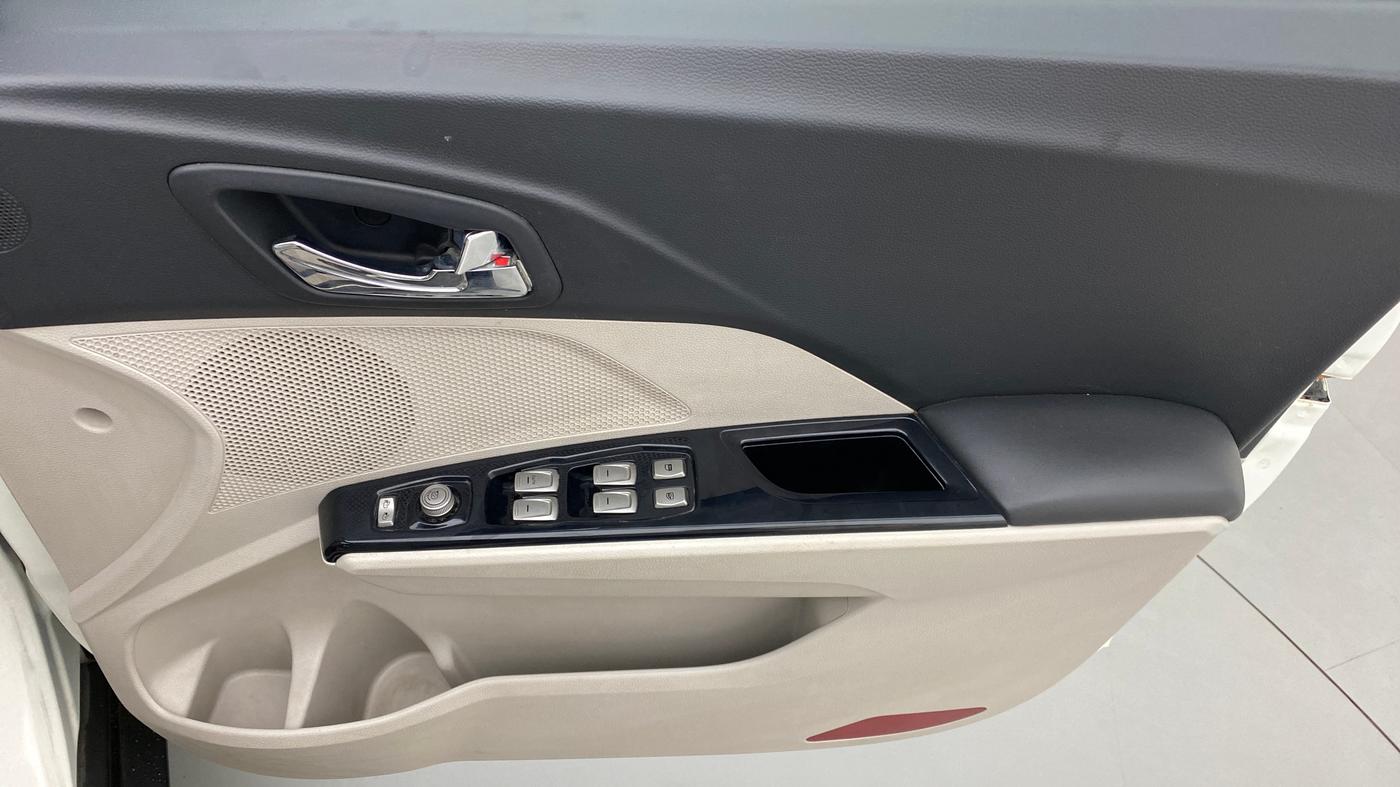 2020 Mahindra XUV300 W8(O), Diesel, Manual, 33,254 km, Driver Side Door Panels Control