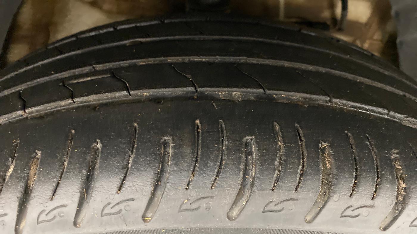 2020 Mahindra XUV300 W8(O), Diesel, Manual, 33,254 km, Right Front Tyre Tread