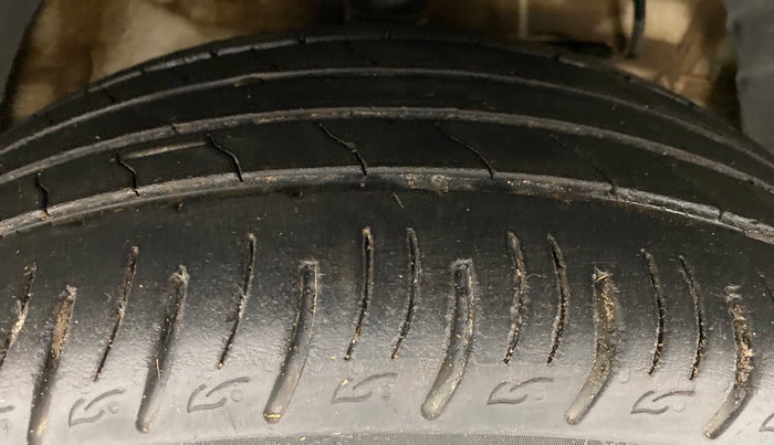 2020 Mahindra XUV300 W8(O), Diesel, Manual, 33,254 km, Right Front Tyre Tread