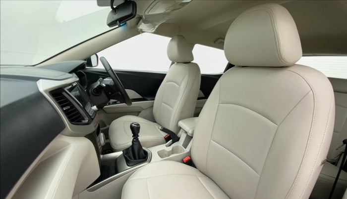 2019 Mahindra XUV300 W8 DIESEL MT, Diesel, Manual, 29,363 km, Right Side Front Door Cabin