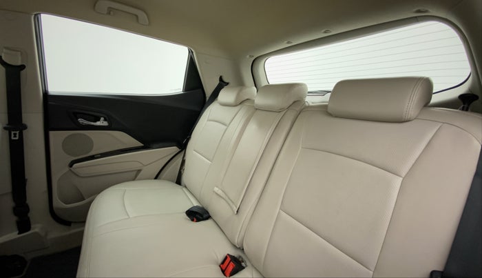 2019 Mahindra XUV300 W8 DIESEL MT, Diesel, Manual, 29,363 km, Right Side Rear Door Cabin