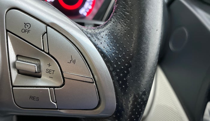 2019 Mahindra XUV300 W8 DIESEL MT, Diesel, Manual, 29,363 km, Apple CarPlay and Android Auto