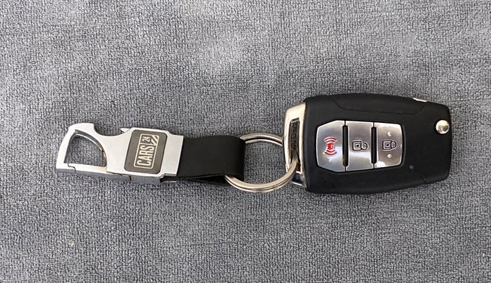 2019 Mahindra XUV300 W8 DIESEL MT, Diesel, Manual, 29,363 km, Key Close Up