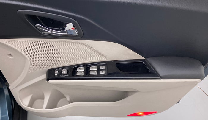 2019 Mahindra XUV300 W8 DIESEL MT, Diesel, Manual, 29,363 km, Driver Side Door Panels Control