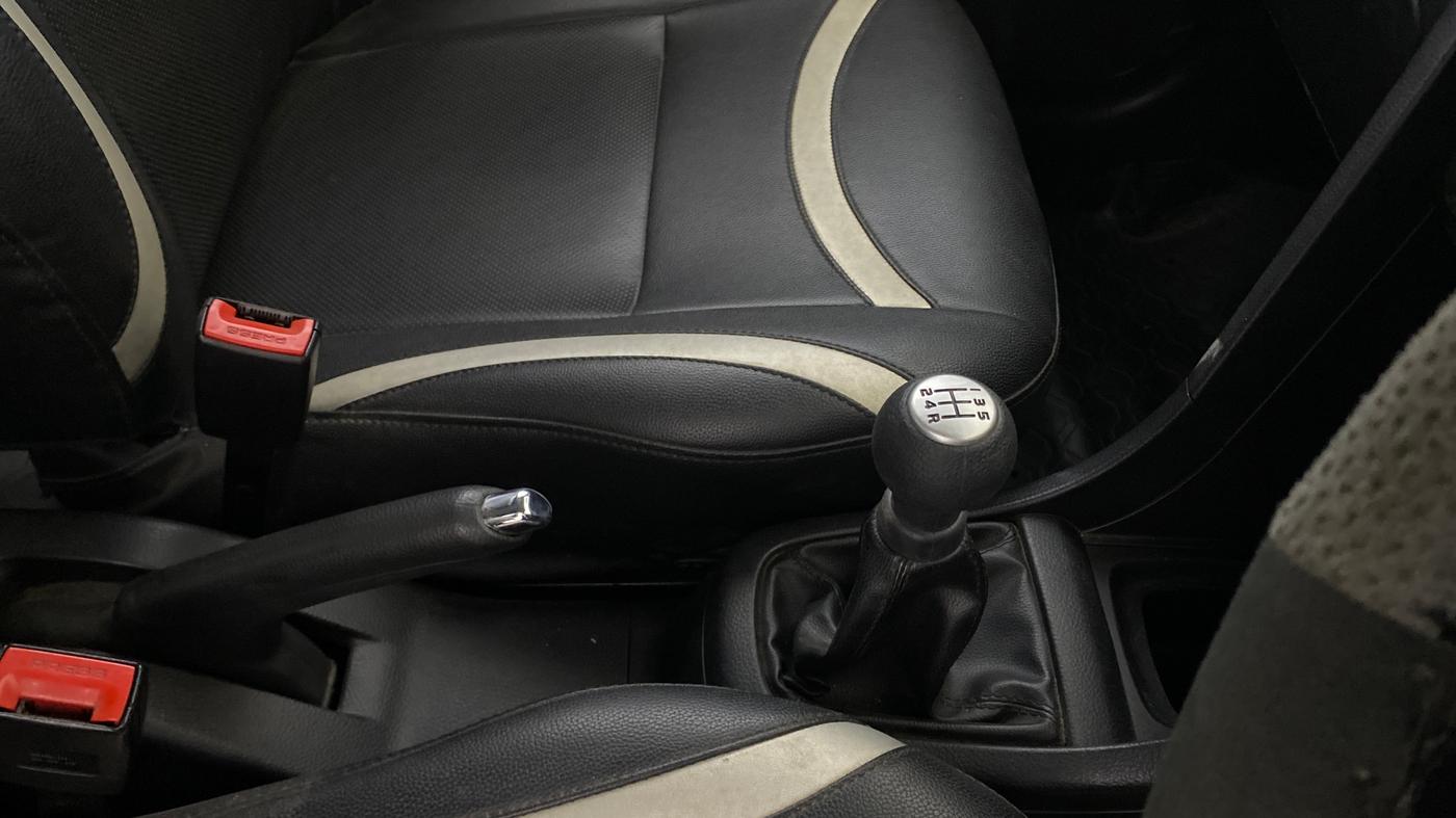 2015 Maruti Swift VXI, Petrol, Manual, 23,213 km, Gear Lever