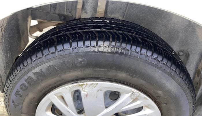 2015 Maruti Swift VXI, Petrol, Manual, 23,010 km, Right Rear Tyre Tread