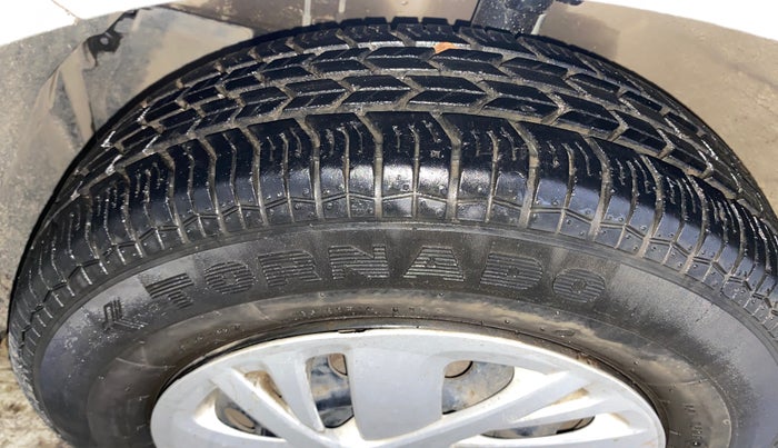 2015 Maruti Swift VXI, Petrol, Manual, 23,010 km, Left Front Tyre Tread