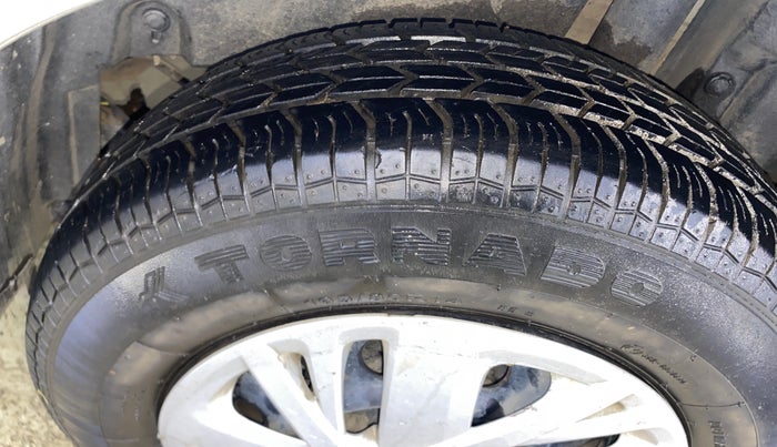 2015 Maruti Swift VXI, Petrol, Manual, 23,010 km, Left Rear Tyre Tread