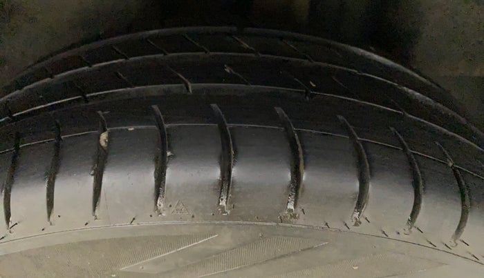 2014 Skoda Rapid AMBITION 1.6 TDI CR MT PLUS, Diesel, Manual, 68,670 km, Left Rear Tyre Tread