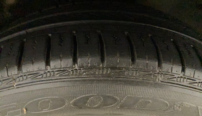 2014 Skoda Rapid AMBITION 1.6 TDI CR MT PLUS, Diesel, Manual, 68,670 km, Right Front Tyre Tread