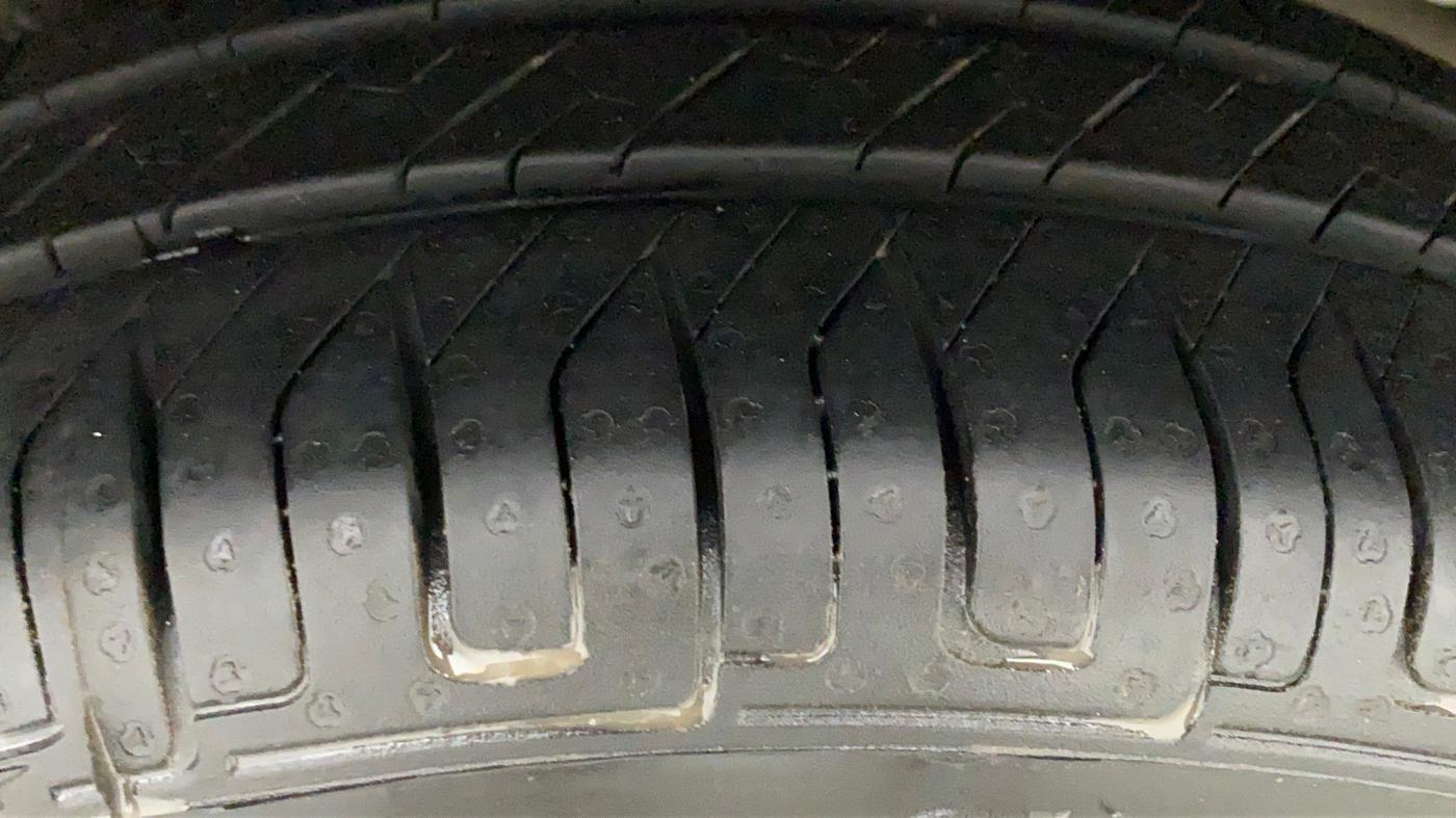 2015 Maruti Alto K10 LXI CNG, CNG, Manual, 47,689 km, Right Front Tyre Tread