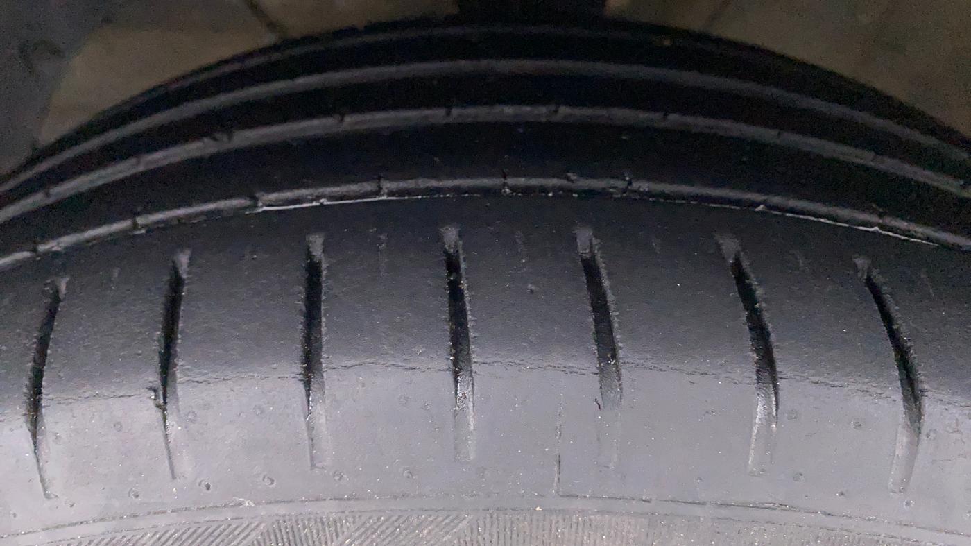 2020 Toyota Glanza V CVT, Petrol, Automatic, 39,377 km, Left Front Tyre Tread