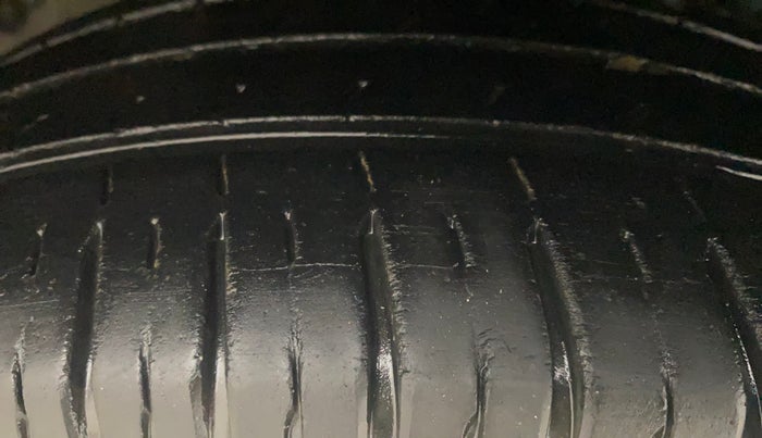 2015 Maruti Ertiga ZXI, Petrol, Manual, 65,078 km, Left Front Tyre Tread