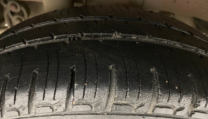 2016 Mahindra Kuv100 K8 D 6 STR, Diesel, Manual, 52,369 km, Right Rear Tyre Tread