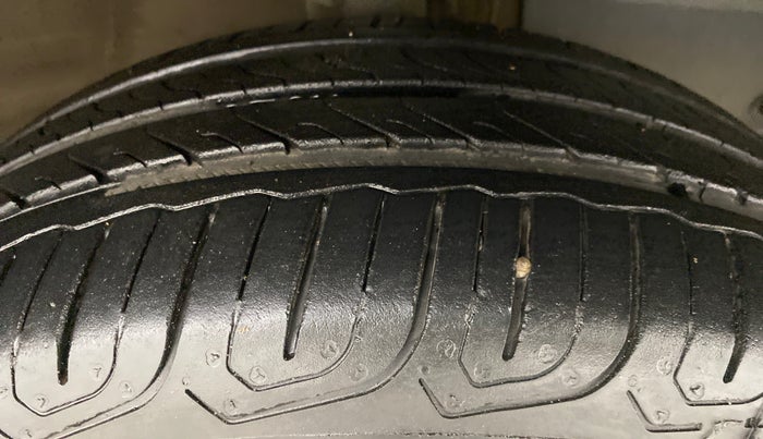 2016 Mahindra Kuv100 K8 D 6 STR, Diesel, Manual, 52,369 km, Right Front Tyre Tread