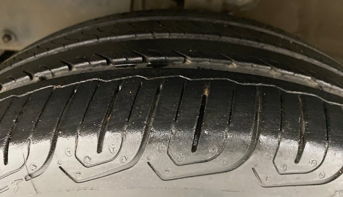 2016 Mahindra Kuv100 K8 D 6 STR, Diesel, Manual, 52,369 km, Left Front Tyre Tread