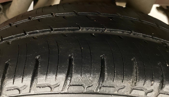2016 Mahindra Kuv100 K8 D 6 STR, Diesel, Manual, 52,369 km, Left Rear Tyre Tread
