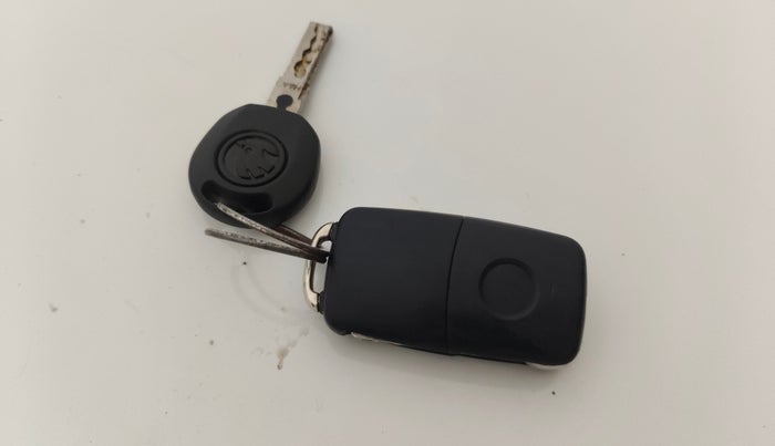 2017 Skoda Rapid AMBITION 1.6 MPI MT, Petrol, Manual, 43,118 km, Key Close Up