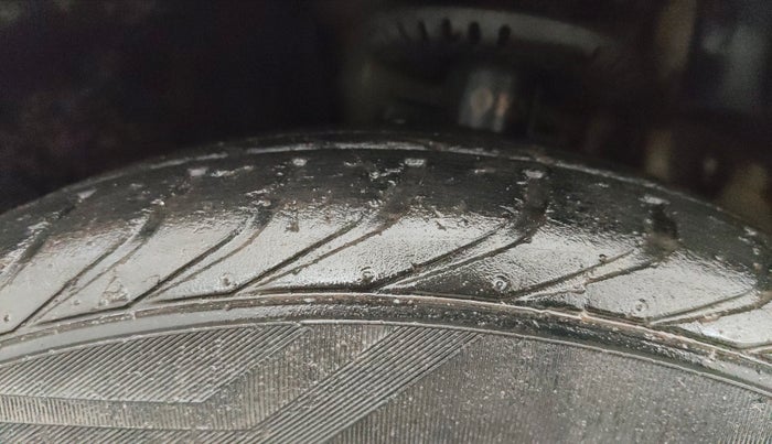 2017 Skoda Rapid AMBITION 1.6 MPI MT, Petrol, Manual, 43,118 km, Left Front Tyre Tread