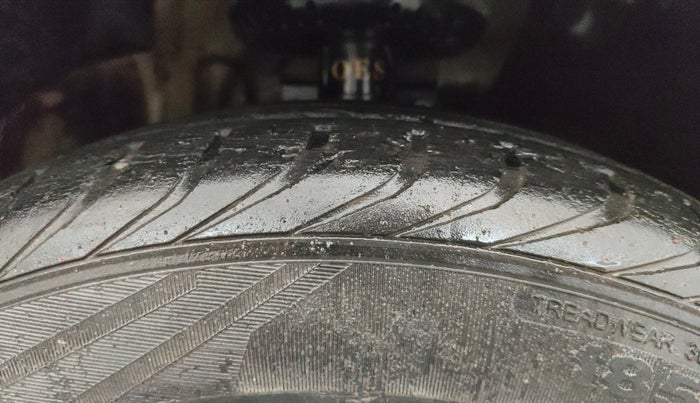 2017 Skoda Rapid AMBITION 1.6 MPI MT, Petrol, Manual, 43,118 km, Right Front Tyre Tread