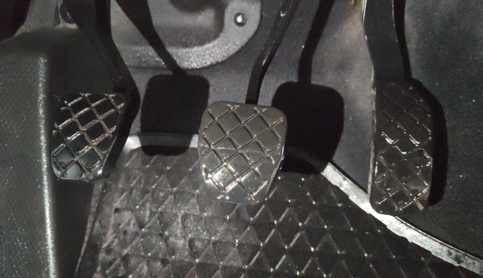 2017 Skoda Rapid AMBITION 1.6 MPI MT, Petrol, Manual, 43,118 km, Pedals