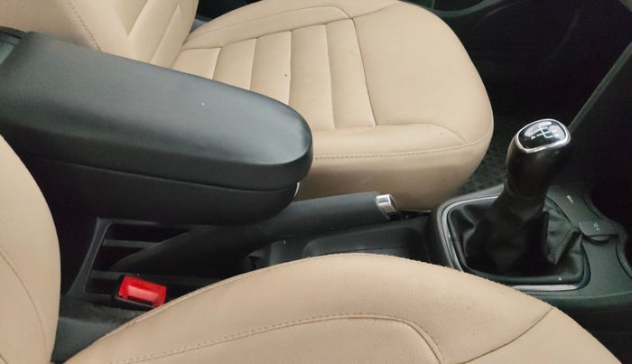 2017 Skoda Rapid AMBITION 1.6 MPI MT, Petrol, Manual, 43,118 km, Gear Lever