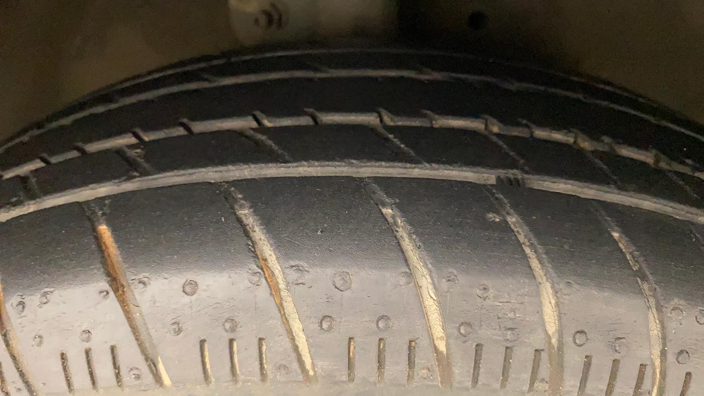 2015 Maruti Celerio ZXI, Petrol, Manual, 95,115 km, Right Front Tyre Tread