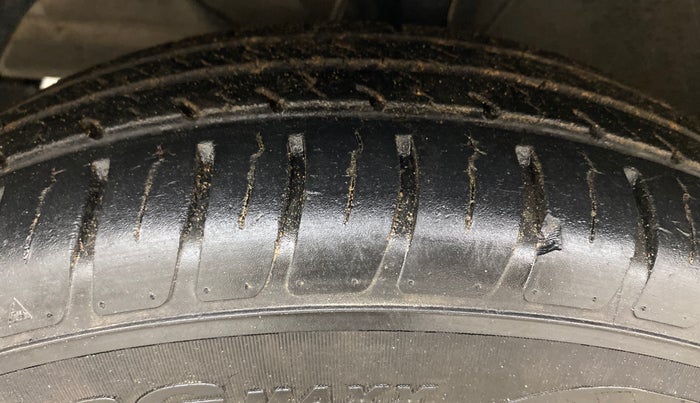 2018 Maruti Swift VXI, Petrol, Manual, 17,005 km, Left Front Tyre Tread