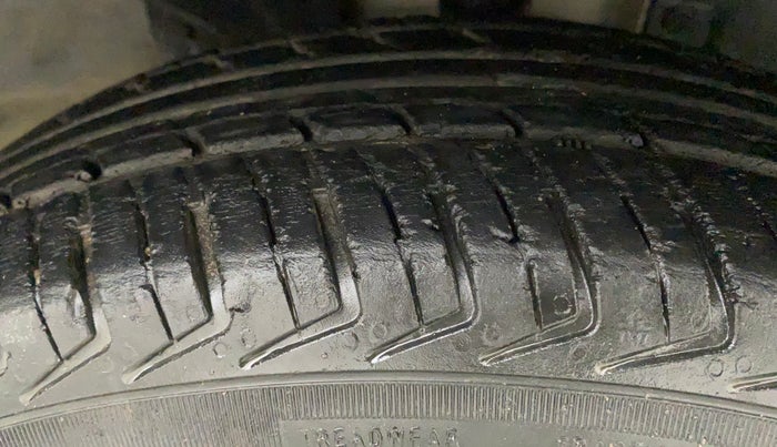 2016 Renault Kwid RXL, Petrol, Manual, 50,022 km, Right Front Tyre Tread
