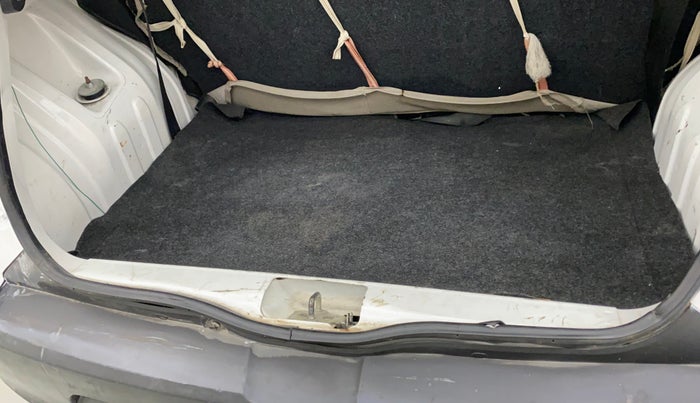2016 Renault Kwid RXL, Petrol, Manual, 50,022 km, Dicky (Boot door) - Weather strip has minor damage