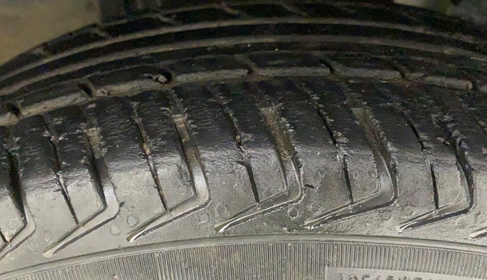 2016 Renault Kwid RXL, Petrol, Manual, 50,022 km, Right Rear Tyre Tread