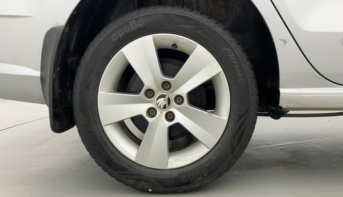 2017 Skoda Rapid 1.6 MPI STYLE AT, Petrol, Automatic, 36,421 km, Right Rear Wheel