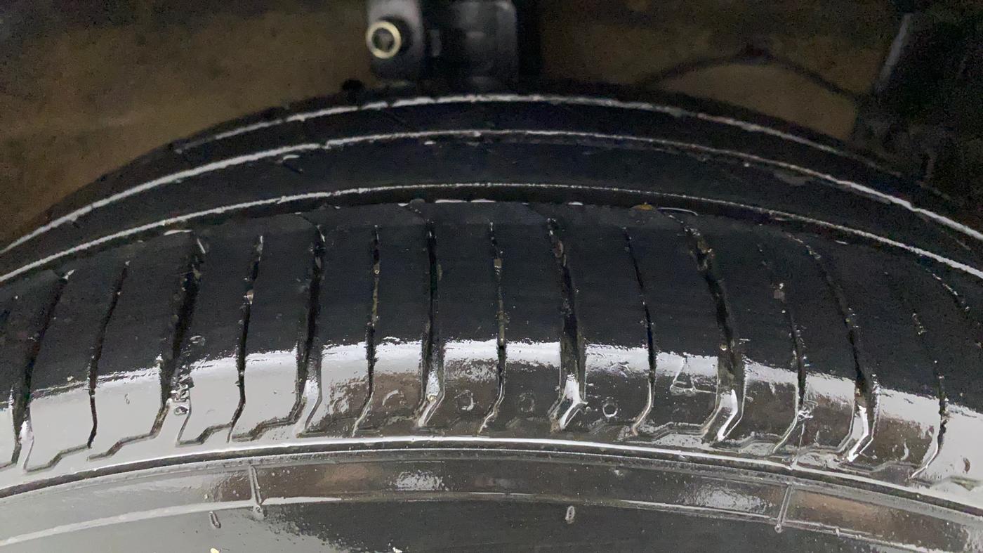 2017 Maruti Swift ZXI, Petrol, Manual, 61,718 km, Right Front Tyre Tread