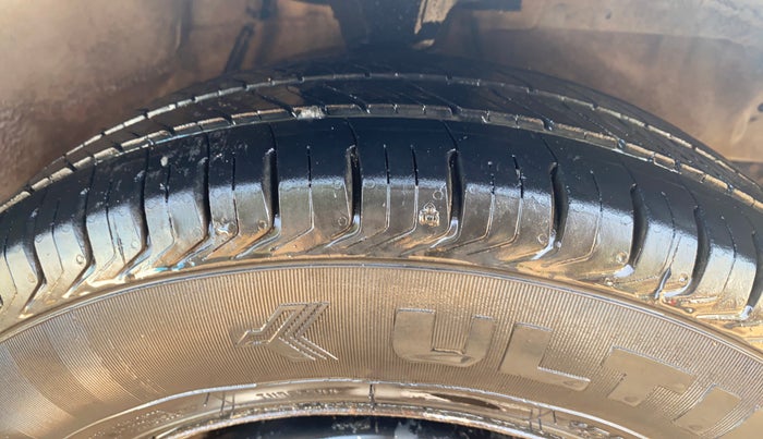 2014 Hyundai i10 MAGNA 1.1, CNG, Manual, 91,829 km, Right Front Tyre Tread