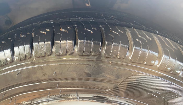 2014 Hyundai i10 MAGNA 1.1, CNG, Manual, 91,829 km, Left Front Tyre Tread