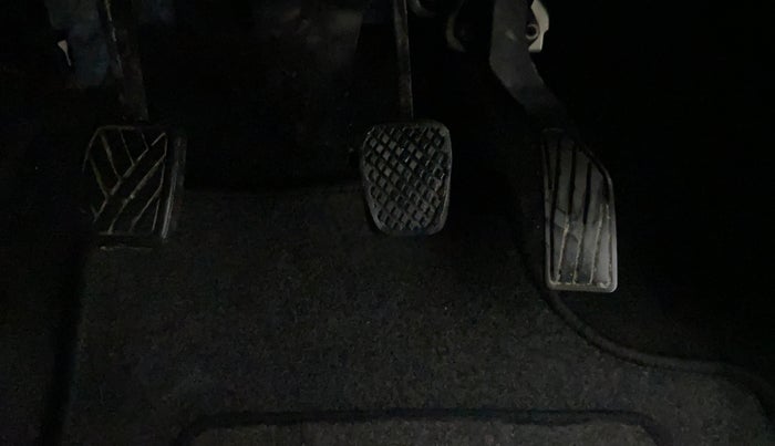2015 Maruti Swift VXI D, CNG, Manual, 1,33,652 km, Pedals