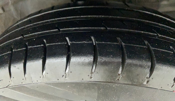 2015 Maruti Swift VXI D, CNG, Manual, 1,33,652 km, Right Front Tyre Tread