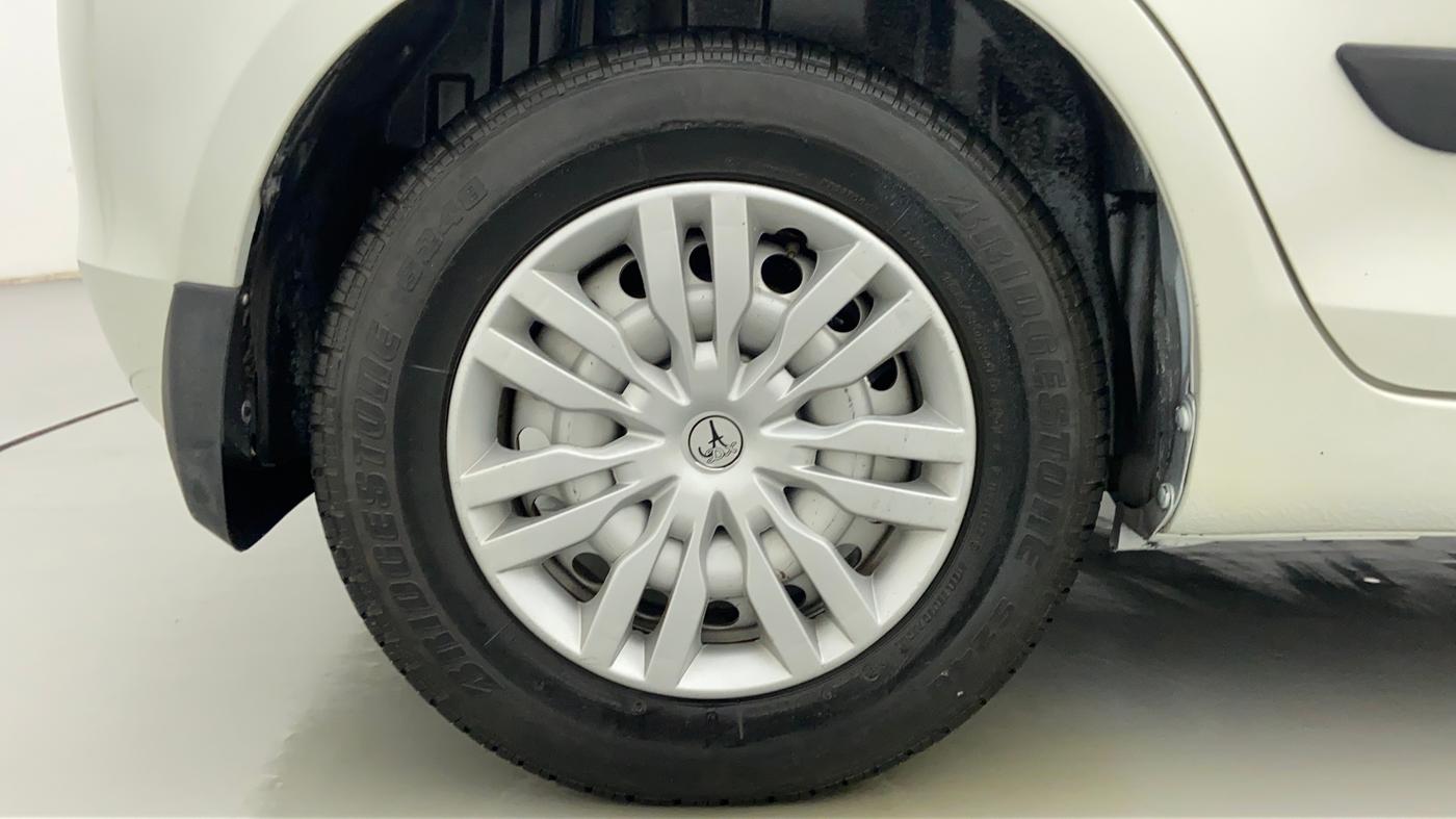 2015 Maruti Swift VXI D, CNG, Manual, 1,33,652 km, Right Rear Wheel