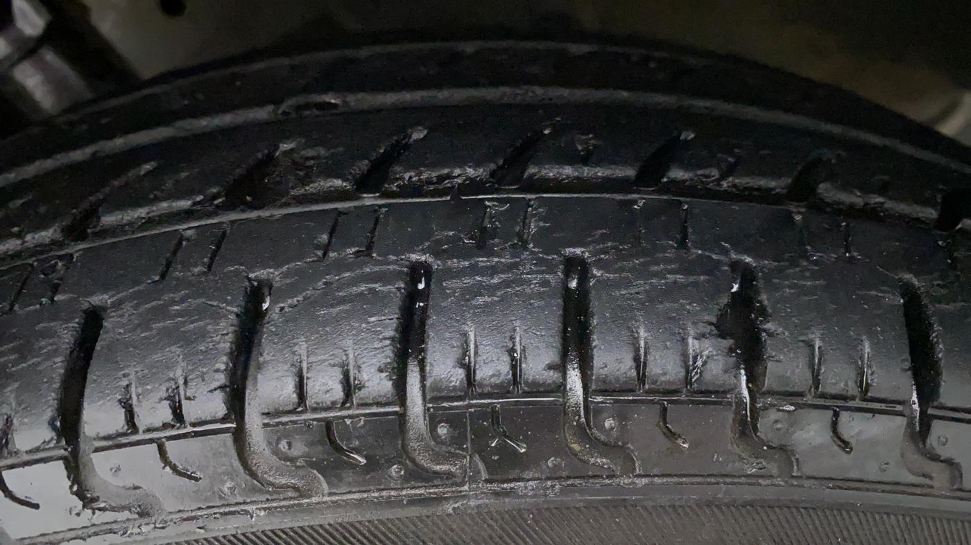 2017 Renault Kwid RXT 1.0 EASY-R  AT, Petrol, Automatic, 15,069 km, Left Front Tyre Tread