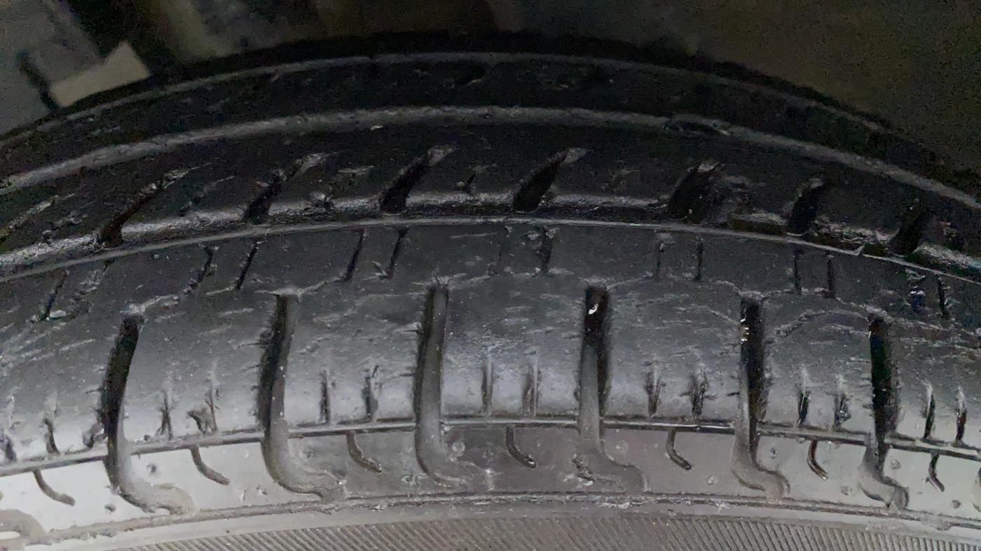 2017 Renault Kwid RXT 1.0 EASY-R  AT, Petrol, Automatic, 15,069 km, Left Rear Tyre Tread