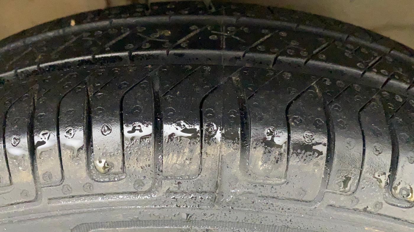 2014 Maruti Wagon R 1.0 LXI CNG, CNG, Manual, 1,05,882 km, Right Front Tyre Tread