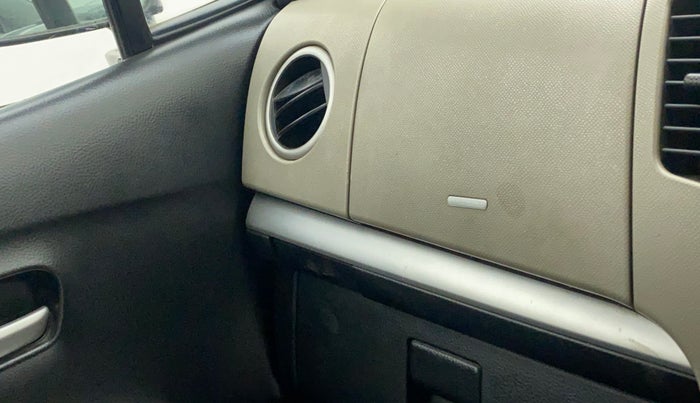 2014 Maruti Wagon R 1.0 LXI CNG, CNG, Manual, 1,05,882 km, Dashboard - Cup holder not working
