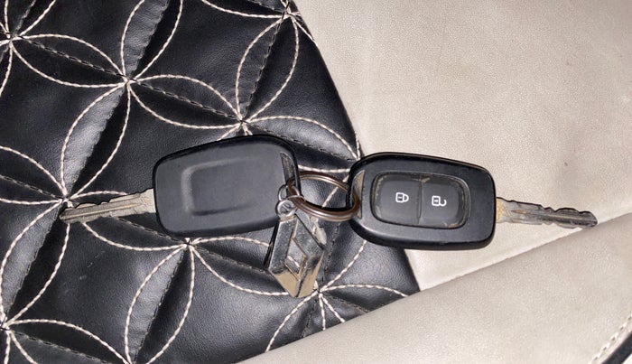 2023 Renault TRIBER RXT AMT, Petrol, Automatic, 23,337 km, Key Close Up