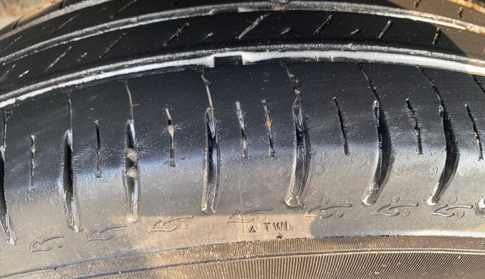 2023 Renault TRIBER RXT AMT, Petrol, Automatic, 23,337 km, Left Rear Tyre Tread