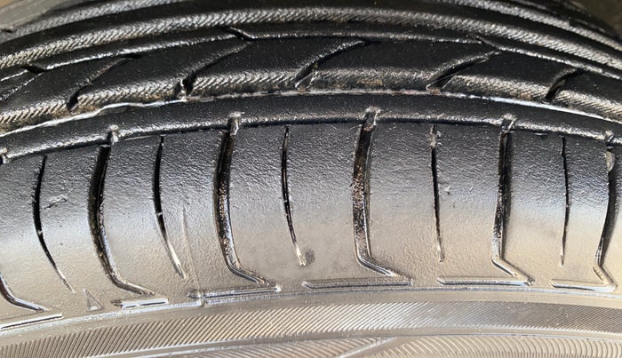 2023 Renault TRIBER RXT AMT, Petrol, Automatic, 23,337 km, Right Front Tyre Tread