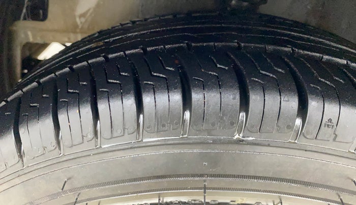 2015 Hyundai Eon MAGNA +, Petrol, Manual, 79,569 km, Left Front Tyre Tread
