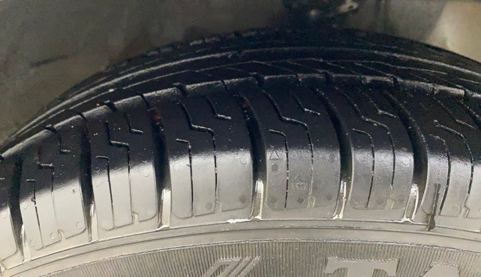 2015 Hyundai Eon MAGNA +, Petrol, Manual, 79,569 km, Right Front Tyre Tread